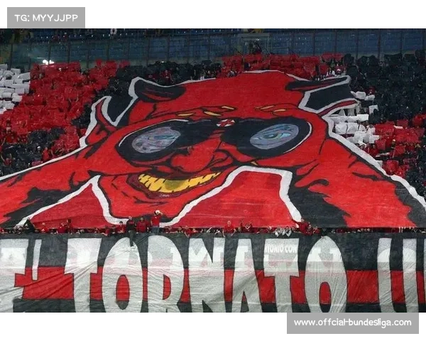 米兰德比观众席Tifo致敬马尔蒂尼,死忠看台再现传奇横幅