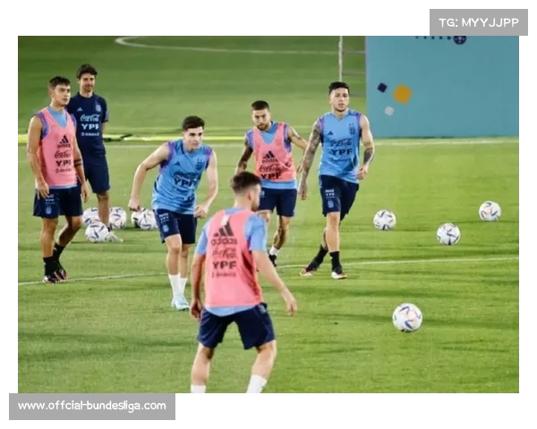 科瓦奇上任狼队后首堂公开训练课，着重演练五后卫体系